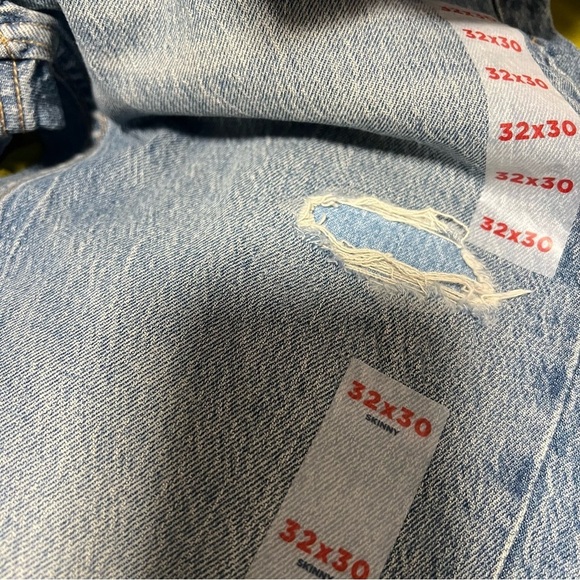 Old Navy Men’ 32x30 Basic Skinny Built In Flex Medium Wash Distressed Jeans NWT - Picture 7 of 14